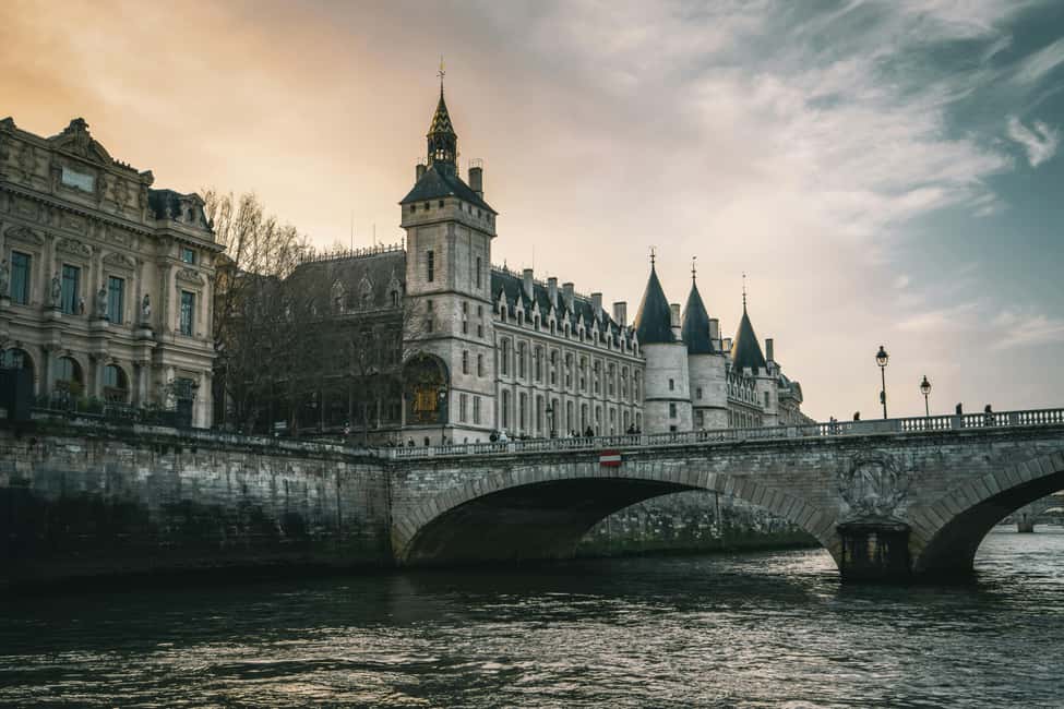 Paris: Ghosts and Dark Stories Guided Walking Tour - Walking the haunted Île de la Cité: why this route works