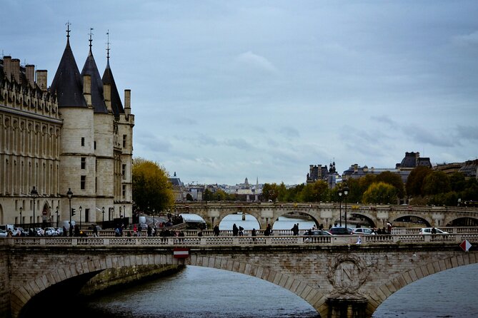 Paris Ghosts and Dark Stories Tour - Route highlights: Pont Neuf to Square du Vert-Galant