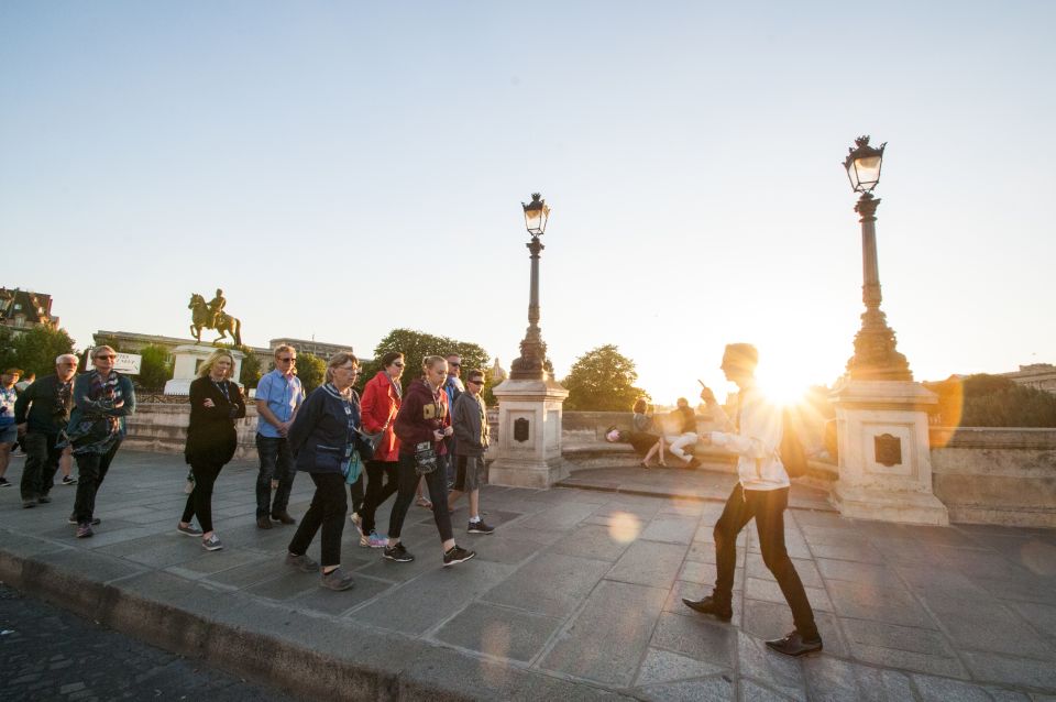 Paris: Ghosts, Legends & Mysteries Evening Walking Tour - Île de la Cité: photo stop, then keep moving