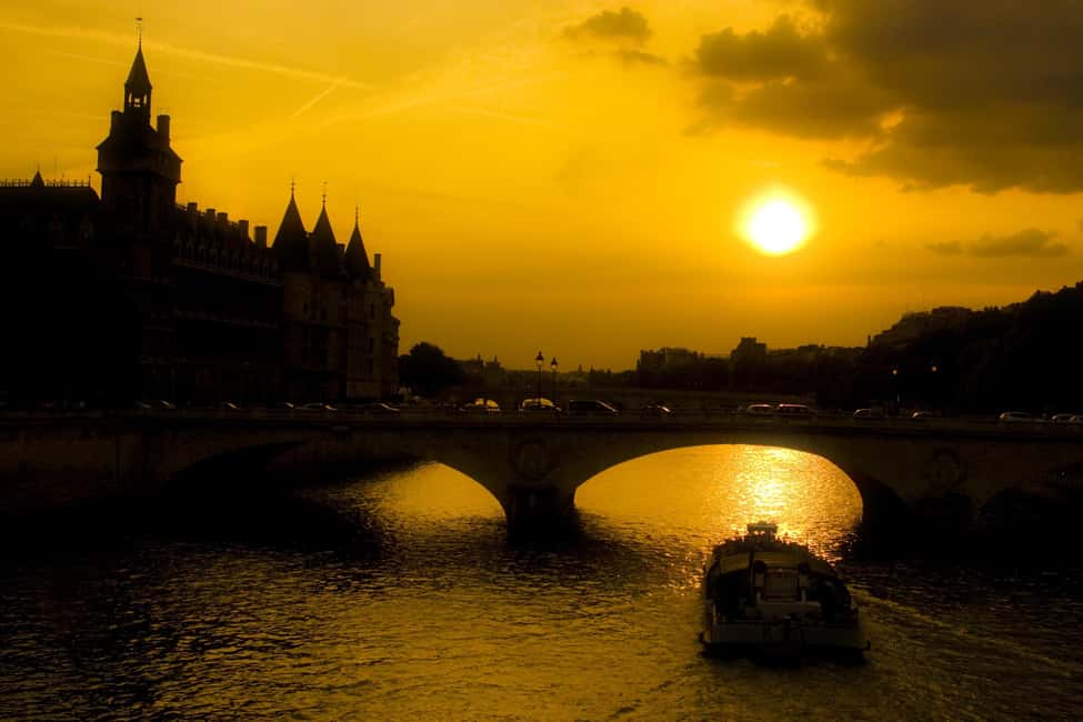 Paris: Ghosts, Legends & Mysteries Evening Walking Tour - Gliding past the Louvre: keeping the route tight