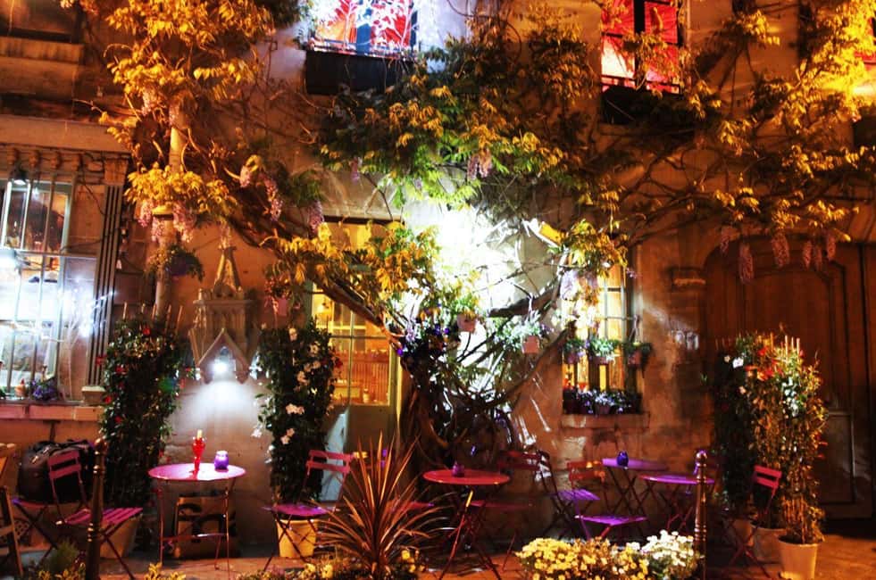 Paris: Ghosts, Legends & Mysteries Evening Walking Tour - Fontaine de la Croix-du-Trahoir: a photo stop with context