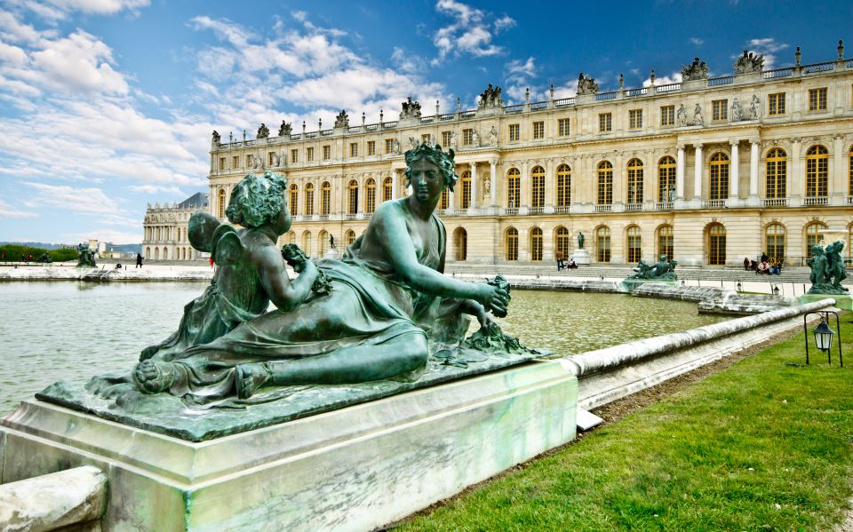 Paris: Giverny & Versailles Small Group or Private Tour - Giverny village and lunch at Moulin de Fourges: a break that actually matters