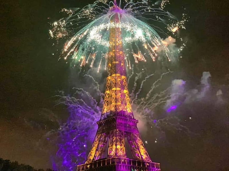 Paris: Gourmet 3-Course Dinner Cruise with French Wine - The show: cult hits, live quizzes, and themed dancing nights