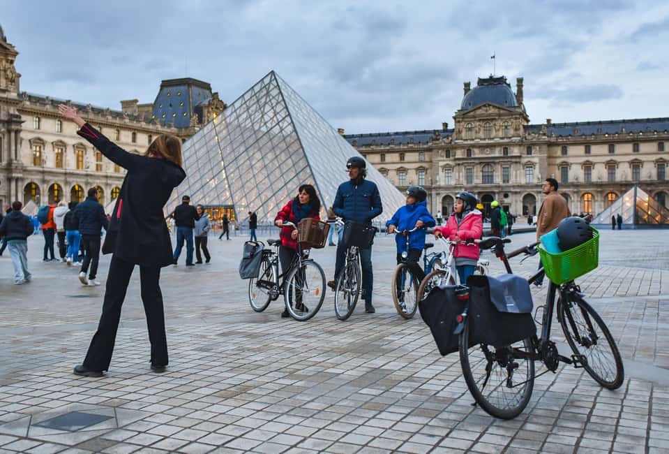 Paris: Guided bike tour - Greatest monuments of the capital - Why a 3-hour Seine loop feels like smart Paris value