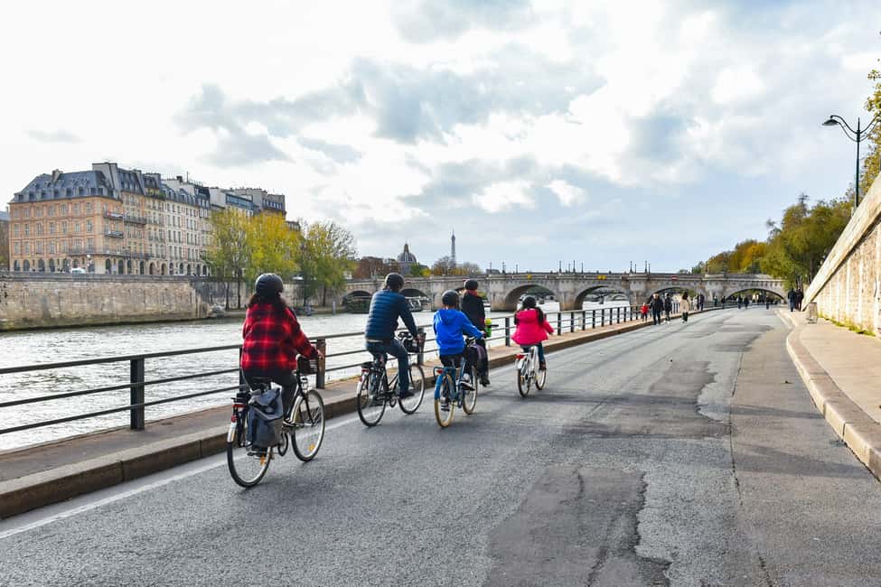 Paris: Guided bike tour - Greatest monuments of the capital - Conciergerie stop: where the stories get specific