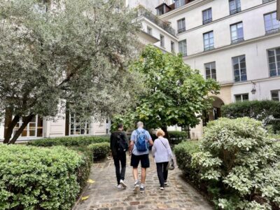 Paris: Guided Champagne & Food Tour in St-Germain-des-Pres - Starting at Les Deux Magots: the meeting point that sets the tone
