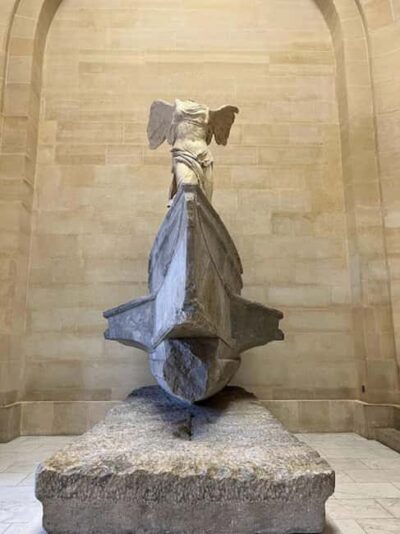 Paris: Guided tour in PORTUGUESE at the Louvre-semi-private - Skipping security, then choosing your route wisely