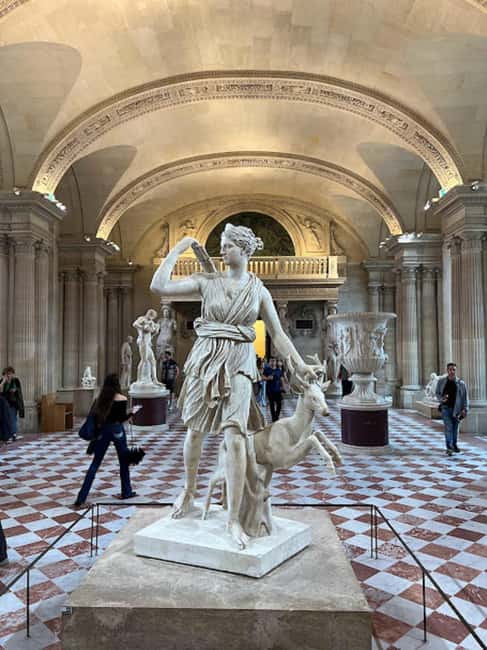 Paris: Guided tour in PORTUGUESE at the Louvre-semi-private - Royal jewelry and palace-style splendor: French royalty, in a walking format