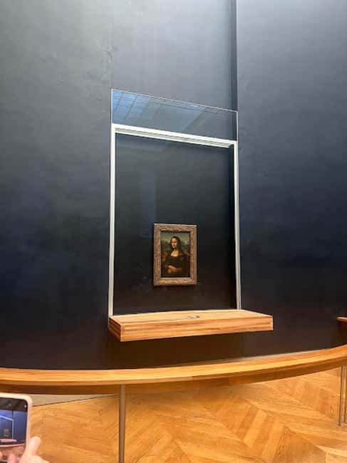 Paris: Guided tour in PORTUGUESE at the Louvre-semi-private - Photo stops in the Louvre: how to get pictures without fighting the crowd