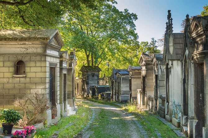 Paris: Haunted Père Lachaise Cemetery Guided Tour - Père-Lachaise Cemetery: why this walk feels different