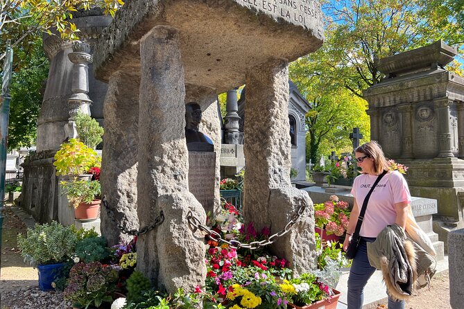 Paris: Haunted Père Lachaise Cemetery Guided Tour - The haunted part: where the spooky vibe comes from