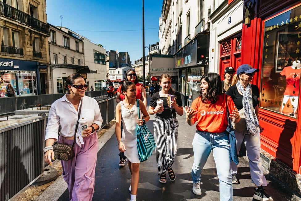 Paris: Hidden Gems of Montmartre with Local Guide - Entering Montmartre the smart way