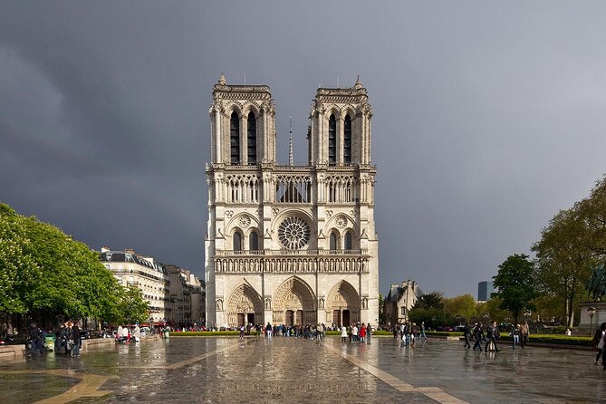 Paris highlights sightseeing tour with private Transportation - Île de la Cité and Notre-Dame: the classic Paris core, paced for photos