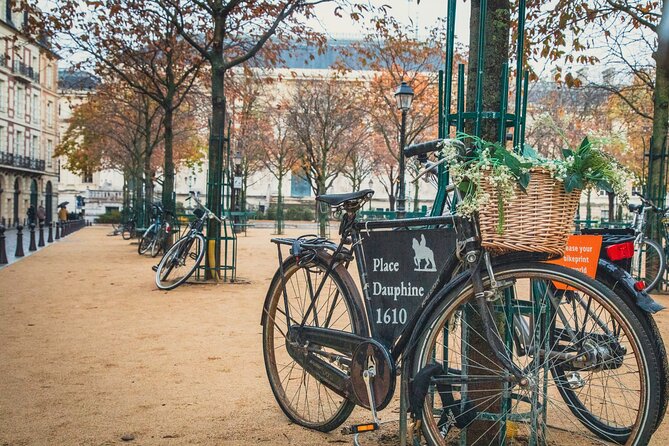 Paris History Walk: Medieval Marais, Notre Dame Islands & Stories - Île Saint-Louis: a quieter Seine island and the Berthillon add-on
