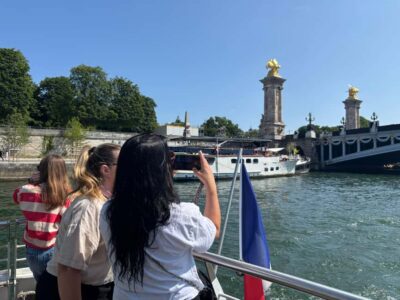 Paris: Hop-On Hop-Off Seine Cruise Pass with 9 Stops - Where it starts: Port de la Bourdonnais and getting oriented fast