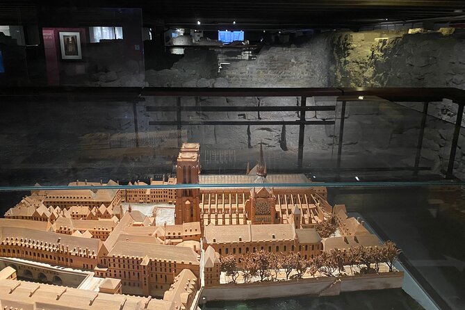 Paris Île de la Cité and Notre-Dame Walking Tour With Crypt - Pace, group size, and comfort tips that actually help
