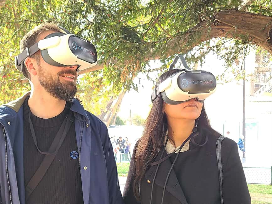 Paris : Immersive Eiffel Tower tour with virtual reality - What Makes the Guide Important (and Why Small Groups Help)