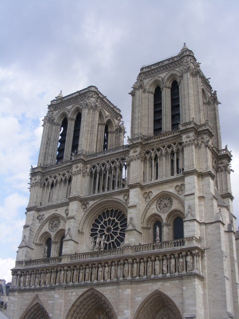 Paris Jewish History 2-Hour Private Guided Walking Tour - The quick guided pause: memorial focus and turning points