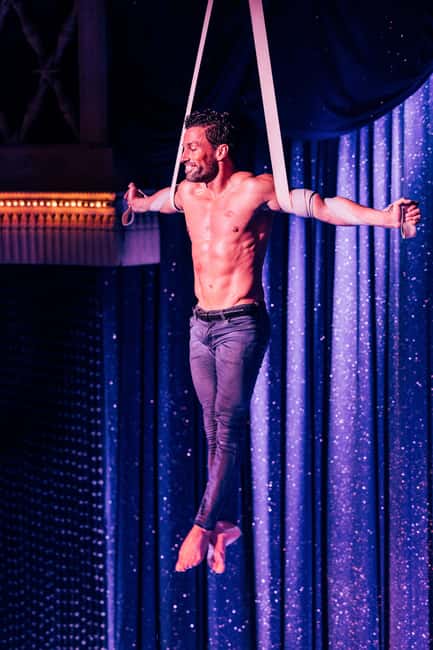 Paris: La Nouvelle Eve Cabaret Dinner Show - Before the Show: Where You Meet and How to Time Your Arrival