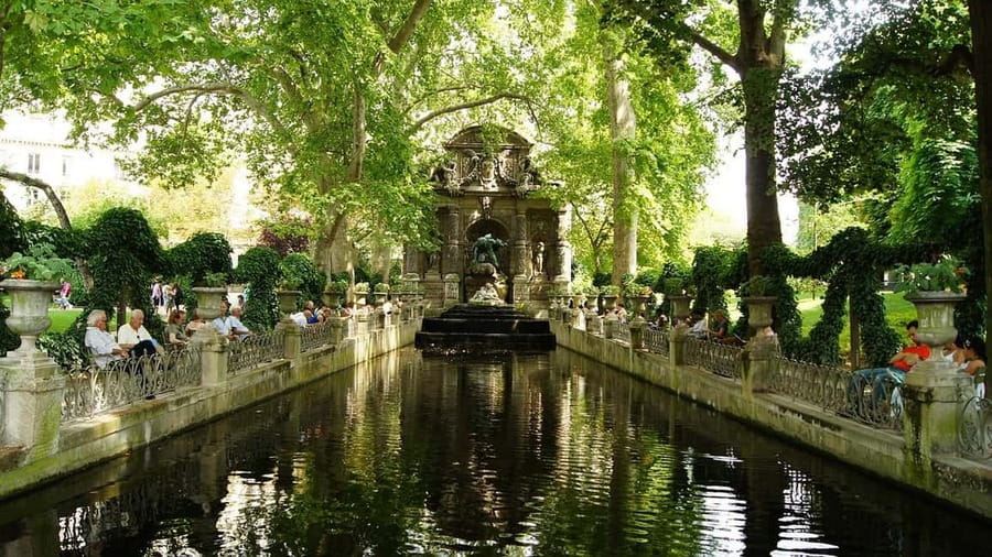 Paris: Latin Quarter Walking Tour with Local Guide - Guides and pacing: what you can expect in real life