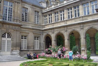 Paris Le Marais Historical Walking Tour with Wine and Cheese Tasting - Meeting at Miss Manon: How the Start Works