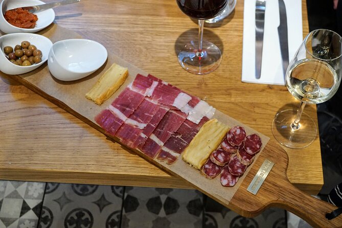 Paris: Left Bank Food & Wine Tour with Latin Quarter Market - The Warm Break: Croque-Monsieur at Touvabien Bistrot