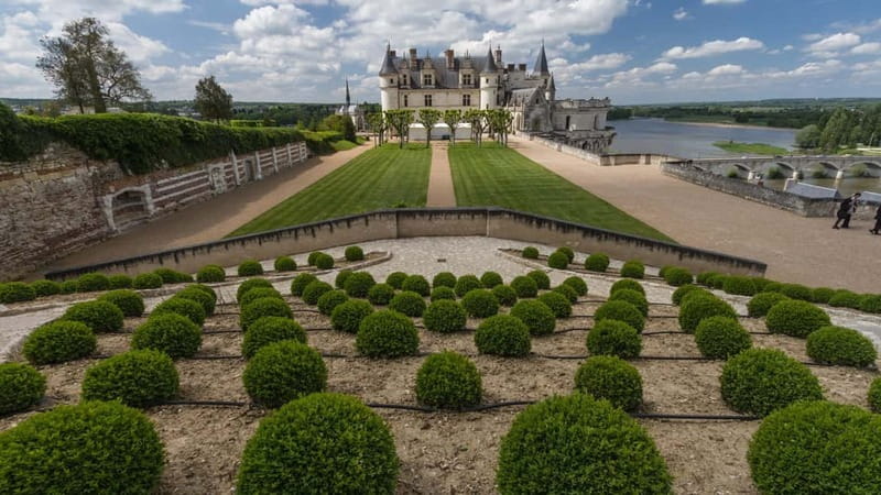 Paris: Loire Valley Castles Tour with Wine Tasting - Guide quality matters: what you can expect from Benoit and Sebastian
