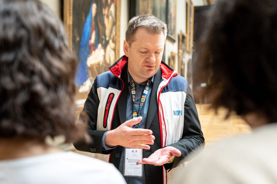 Paris: Louvre Masterpieces Private Tour with Reserved Entry - Learning to navigate the Louvre: the guide as your map
