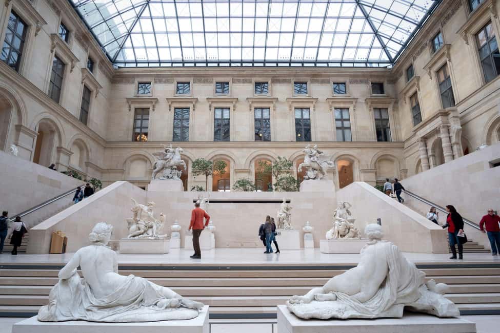 Paris: Louvre Museum Fast Entry and Hop-On Hop-Off Bus Tour - Your 2 hours inside the Louvre: how to make it count