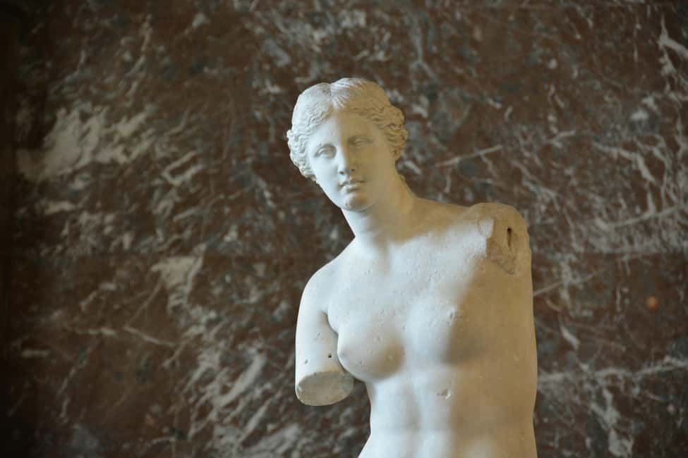 Paris: Louvre Museum Hosted Entry & Masterpieces Audio Guide - Your inside highlights: how to approach the big masterpieces