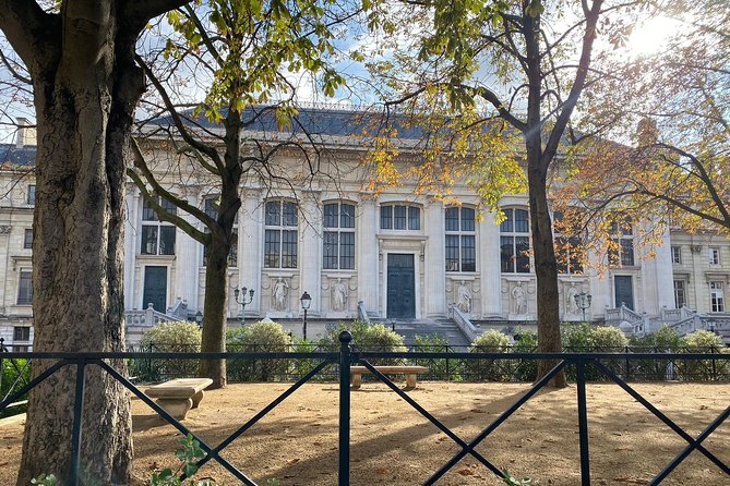 Paris & Louvre Semi Private or Private Tour with Île de la Cité - Entering the Louvre with priority admission and a guide-led focus