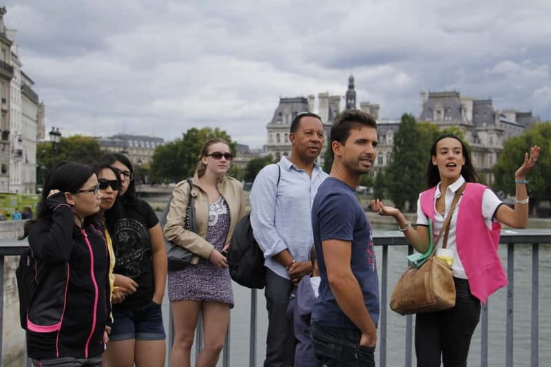 Paris: Marais without crowds. Guided Tour in a small group - People-Watching Like a Parisian: Fashion, Curious Locals, and Clueless Visitors