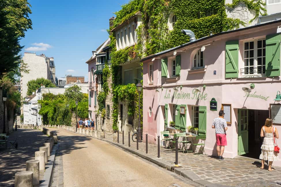 Paris Montmartre: 2-Hour City Tour in German - Why Montmartre still feels different from the rest of Paris