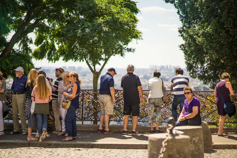 Paris Montmartre: 2-Hour City Tour in German - Place du Tertre: where artists perform for the present