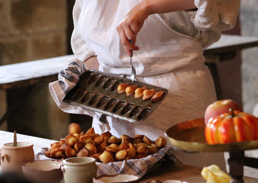 Paris: Montmartre Culture and Local Pastries Walking Tour - Entering Montmartre Without Feeling Lost