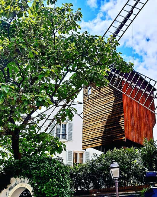 Paris: Montmartre Drawing tour with a local artist - Materials and a Foldable Stool: Why That’s a Smart Value