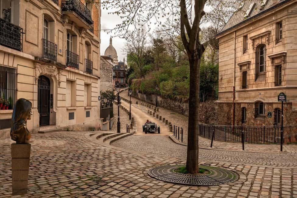 Paris: Montmartre Food Tour with Full Meal - Drinks included: one alcoholic drink, plus water
