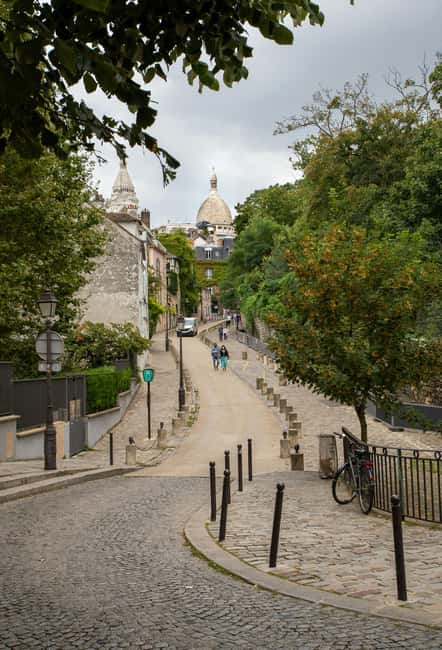 Paris: Montmartre hidden gems walking Tour with Local Guide - Getting to the Meeting Point Without Stress