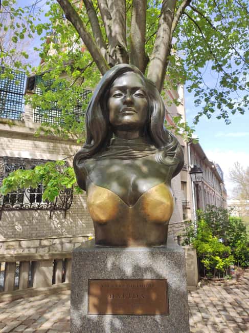 Paris : Montmartre highlights walking tour - Guides and the tone of the experience: stories that stick
