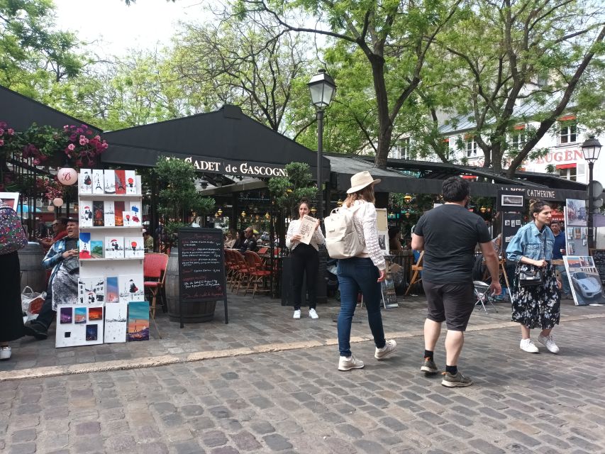 Paris: Montmartre Small Group Guided Walking Tour - Climbing toward Sacré Coeur: the best kind of uphill