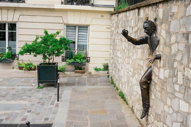 Paris - Montmartre Small Group Walking Tour with a True Local - Passe-Muraille and the Clos Montmartre vineyard: art and literature collide