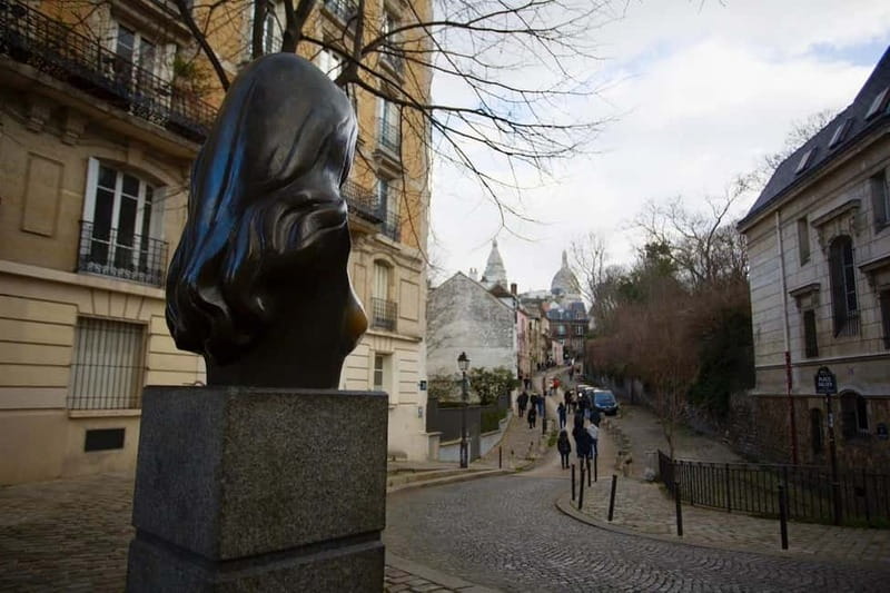 Paris: Montmartre. The old artist village+its unique charm. - Stop 2: Montmartre photo breaks and the “look closer” streets