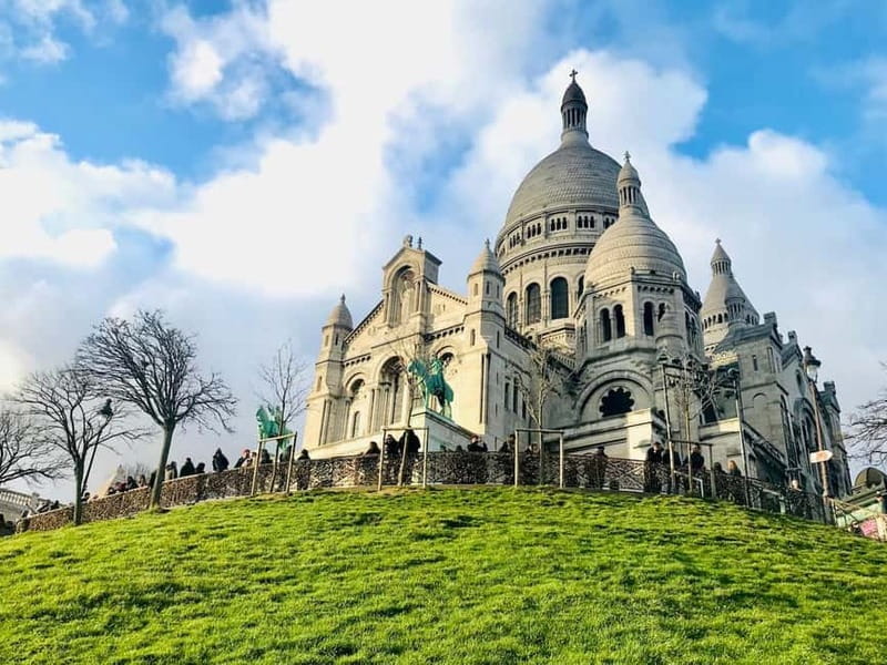 Paris: Montmartre. The old artist village+its unique charm. - Stop 3: The on-foot stretch where the neighborhood starts to change