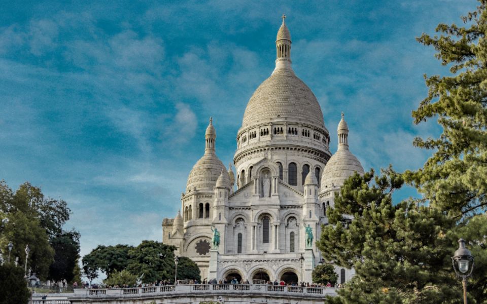 Paris: Montmartre Walking Tour with Sacré-Cœur Entry Option - Abbesses station and the first taste of Montmartre’s style