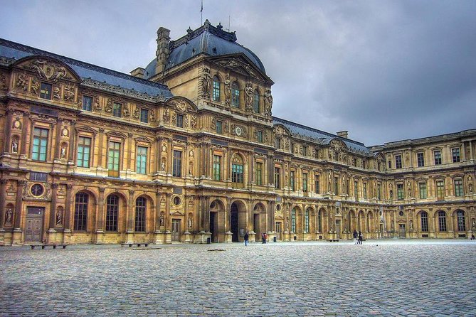 Paris Murders and Mysteries semi-private tour of the Louvre - Six people, one story thread through the Louvre