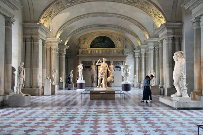 Paris Murders and Mysteries semi-private tour of the Louvre - Where you meet by the Louvre Pyramid, and how the timing plays out
