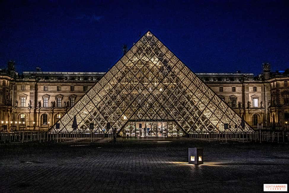 Paris: Night City Tour in a van for up to 7 people - A 7-seater van that makes night sightseeing practical