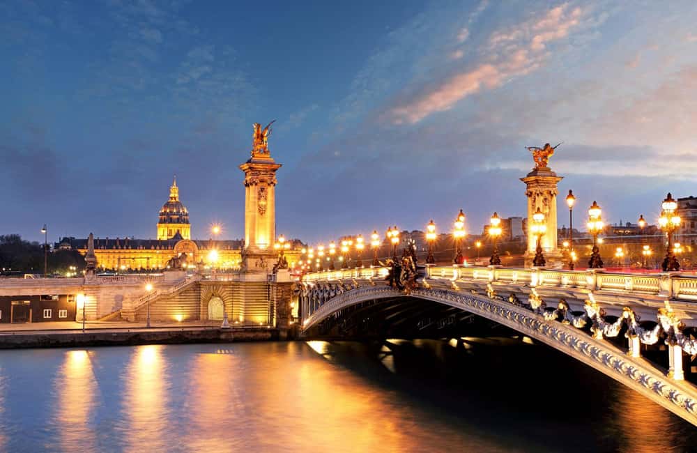 Paris: Night City Tour in a van for up to 7 people - Montmartre and Sacré-Cœur: the viewpoint energy after dark