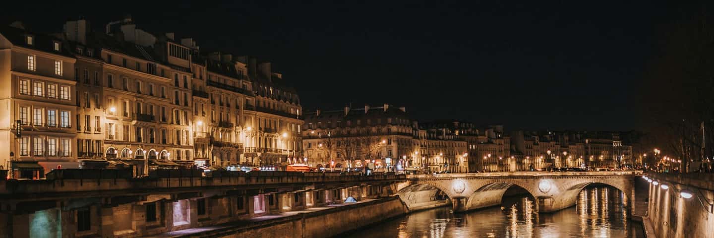 Paris: Night City Tour in a van for up to 7 people - Pigalle and the Moulin Rouge: neon, color, and photo-friendly stops