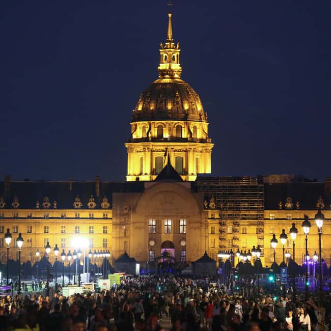 Paris: Night City Tour in a van for up to 7 people - Eiffel Tower to Arc de Triomphe: the classics, lit up